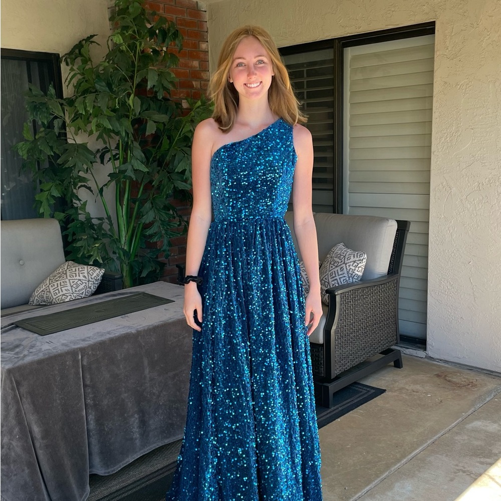 Sequin velvet bridesmaid prom formal dress size 2. Has built in pockets.